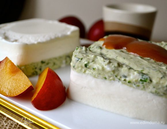 Для соуса вымытые сливы нарежьте кусочками и взбейте в блендере вместе с сахаром до состояния пюре... Готовый десерт Баваруа достать из холодильника и аккуратно перевернуть на блюдо. С помощью острого ножа, смоченного в холодной воде, нарезать квадраты из полученного крема. (Я использовала квадратную формочку для пасты... Разложить квадратики крема по тарелкам и подавать вместе со сливовым соусом.