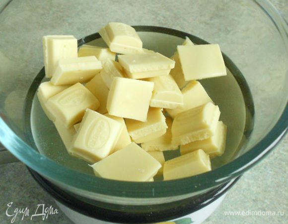 На водяной бане расплавить поломанный шоколад и отставить в сторону остывать.