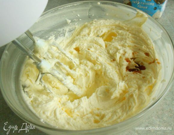Яйца  взбить.( Я не взбивала)
Мягкое сливочное масло положить в большую миску и взбивать  электрическим миксером до кремообразной консистенции.
Понемногу добавлять сахар, затем ваниль и взбивать до лёгкой, воздушной текстуры белого цвета.