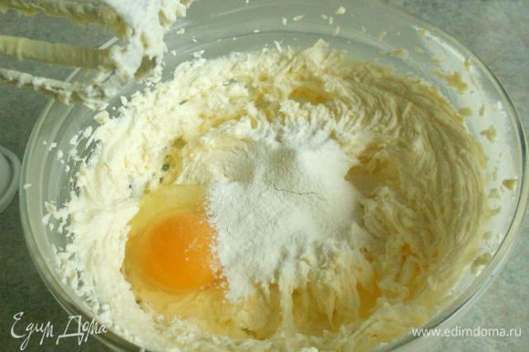 Постепенно добавлять яйца в несколько приёмов, каждый раз присыпая их столовой ложкой муки из общего количества и продолжать взбивать.