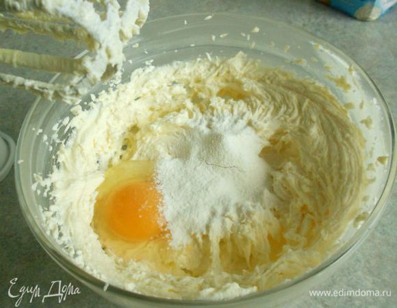Постепенно добавлять яйца в несколько приёмов, каждый раз присыпая их столовой ложкой муки из общего количества и продолжать взбивать.