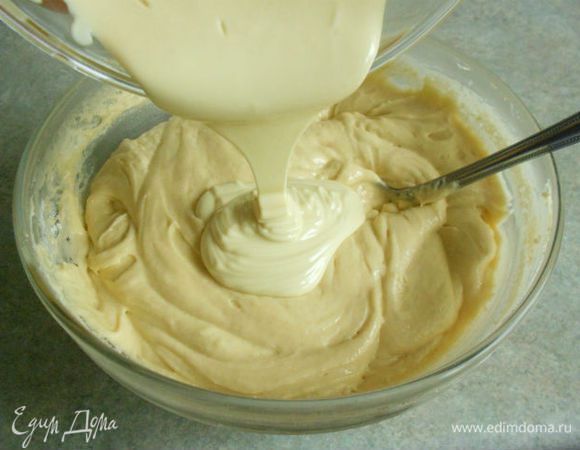 Просеять к масляно-яичной смеси оставшуюся муку и соль, большой ложкой или лопаткой перемешать складывающими движениями.
Влить в тесто остывший шоколад и перемешать такими же движениями до однородности.