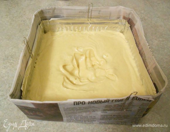 Сложить внахлёст 2 больших газетных листа, свернуть их в полосу по высоте формы, хорошо намочить (пропитать) водой, обернуть плотно вокруг формы и закрепить скрепками .

Выпекать около 60 мин до золотистого цвета, проверяя готовность в центре деревянной шпажкой .