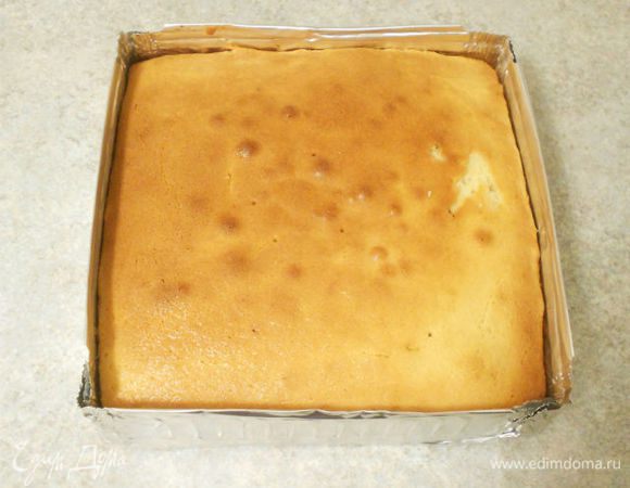 Готовый кекс оставить в форме остывать в течении 15 мин,затем  осторожно вынуть и остудить на решётке.
Охлаждённый кекс можно завернуть и хранить в герметичном контейнере до дня, когда он понадобиться (1-2 дня). Перед тем, как украшать кекс, поместите его на плоское блюдо или сервировочную доску.