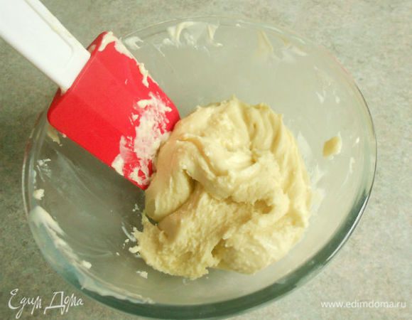 Изготовление банта и лент из шоколада:
на водяной бане расплавить кусочки шоколада. Остудить его немного. В сухую миску налить 4 ст.л. сиропа глюкозы и осторожно (складывающими опять таки движениями) вмешивать в него расплавленный шоколад. Оставить до загустения при комнатной t.
Остывшую массу собрать руками в шар. 
