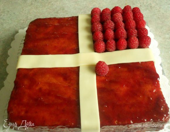 Начиная с верха, выложить  малину рядам в квадратах между лентами, так, чтобы покрыть весь кекс. На боковых поверхностях лучше начинать снизу и дополнительно можно смазывать основание ягод  оставшимся джемом. (Наверное, с лесной земляникой тоже можно попробовать, но садовая слишком крупная. И не пытайтесь приклеить нарезанную-ничего не удержится из-за сока).