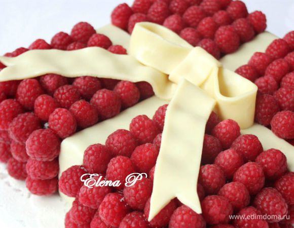 Теперь к месту перекрещивания  полосок перенести изогнутые  концы  лент и бант. При необходимости можно зафиксировать расплавленным шоколадом. 

Пирог должен быть съеден в тот же день, т.к. мытая малина не хранится. Приятного аппетита!