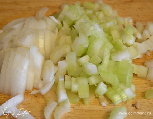 Лук, сельдерей и чеснок измельчить. 