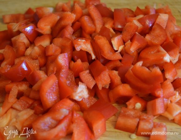 перец нарезать на маленькие кубики