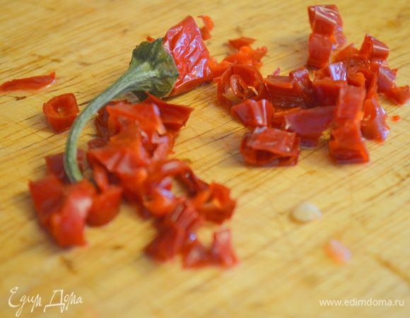перец чили мелко нарезать, убрав при этом семена . 