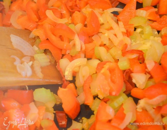 На разогретом масле обжарить лук, перец, сельдерей примерно 4 минуты до мягкости. 