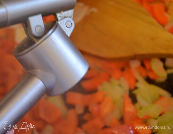 выдавить чеснок и жарить еще 3 минуты. Пойдет отменный запах овощей...