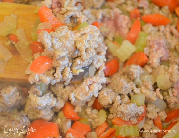 выкладываем к овощам фарш, разминаем его вилкой, тушим все вместе еще 10-15 минут на среднем огне, посолить и приправить по вкусу. 