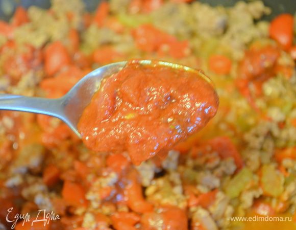 добавляем соус, перемешиваем накрываем крышкой и тушим еще 20 минут на слабом огне, время от времени помешивая! 