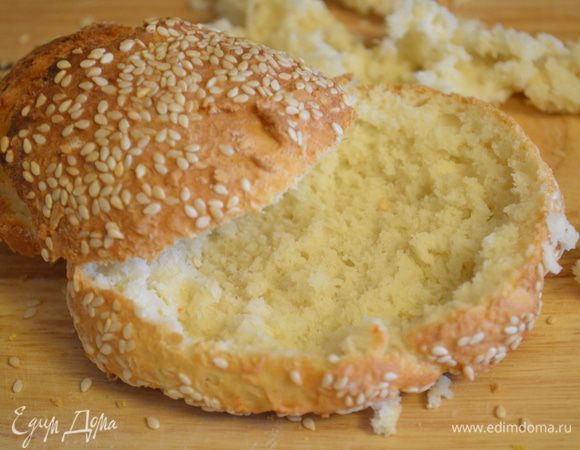 теперь разрезаем готовые булочки, выковыриваем из них мякиш (он кстати очень вкусный) 