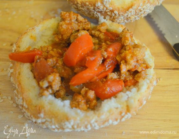 выкладываем в них фарш и накрываем крышечкой. Можно завернуть в фольгу и есть на месте теплыми. кстати, постояв они становятся еще вкуснее, даже в разогретом виде, так как хлеб напитывается мясными соками! 