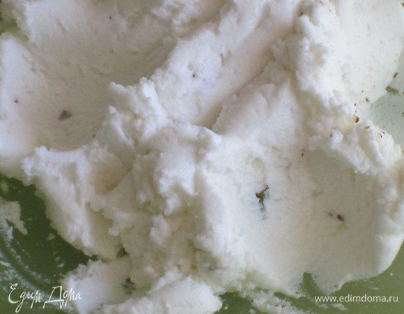 Мяту измельчить и соединить с козьим сыром, посолить, поперчить, перемешать до однородного кремообразного состояния.  