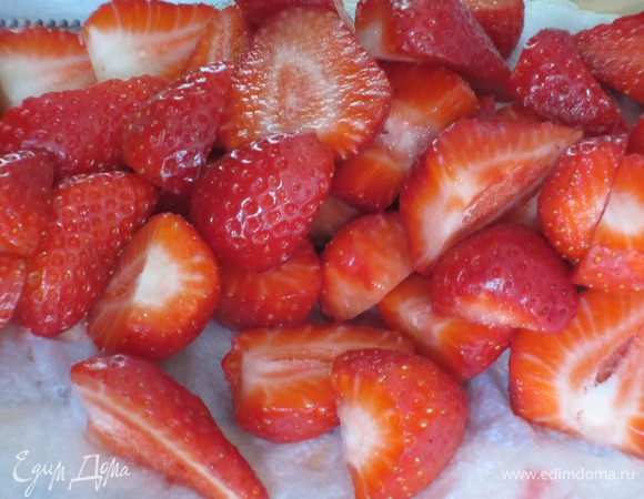 Клубнику помыть и выложить на бумажное полотенце.