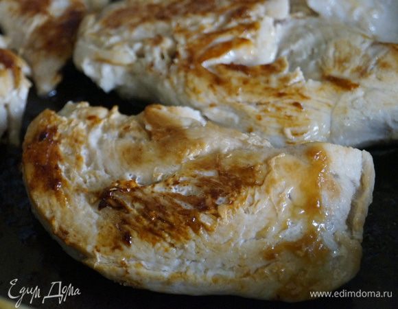 На сковороде разогреть растительное масло, выложить филе и обжарить его с двух сторон, до золотистой корочки, посолить и поперчить добавить 250 мл воды и тушить 20-30 минут. Достать готовое филе из бульона и дать остыть. Бульон слить в чистую емкость.