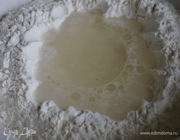 Тесто: Просеять муку, сделать углубление, влить воду, уксус, растительное масло и соль. 