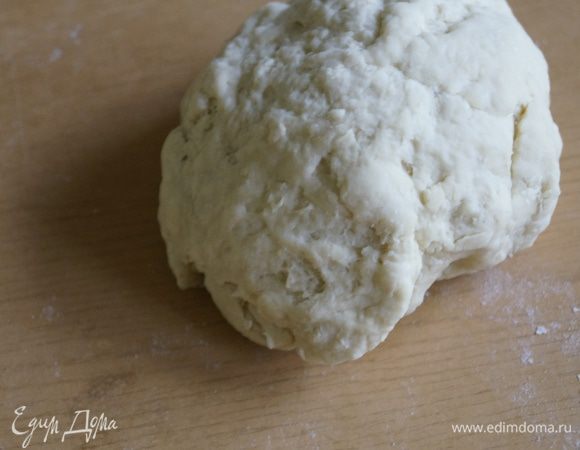 Замесить крутое тесто, отбить его об стол. Завернуть в пищевую пленку и убрать на час в холодильник.