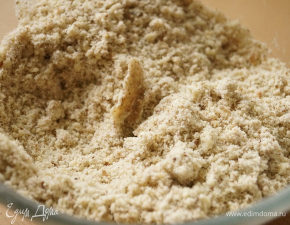 На сухой сковороде поджарить молотый миндаль, выложить в чистую чашу, добавить сахарную пудру и растопленное сливочное масло.