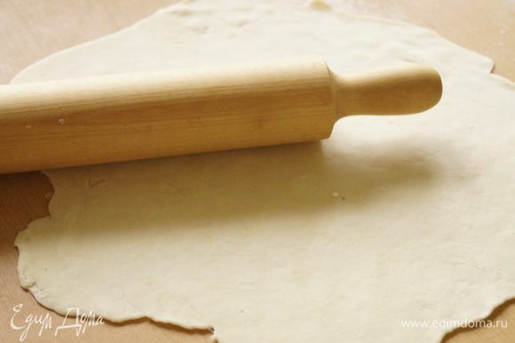 Охлажденное тесто разделить на несколько не больших кусочков. Берем один кусочек и раскатываем в тонкий тонкий слой