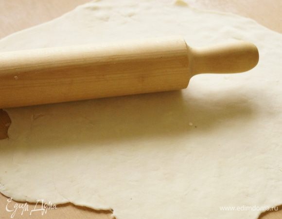 Охлажденное тесто разделить на несколько не больших кусочков. Берем один кусочек и раскатываем в тонкий тонкий слой 
