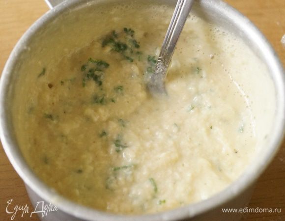 Для яичной начинки: 150 мл бульона довести до кипения, добавить рубленную петрушку и взбитые яйца. Постоянно помешивая подержать на огне, пока масса не станет консистенцией яичницы-болтуньи.