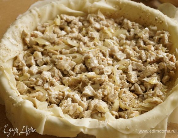 Накрыть вторым слоем теста, каждый слой теста промазываем сливочным маслом. Сверху снова миндальную начинку и так 5 раз. Сверху выложить куриную начинку, разровнять.