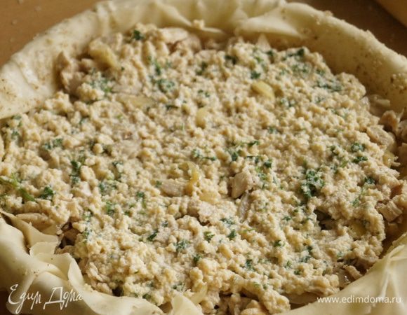 Добавить яичную начинку и аккуратно распределить