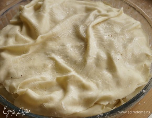 Накрыть пирог еще 3-4 слоями теста, каждый промазывая сливочным маслом. Поставить в разогретую до 200 градусов духовку на 30-40 минут. 