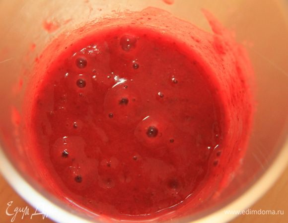 Из замороженной (или свежей, у кого что есть) клубники в кухонном комбайне готовим пюре. Добавляем сахар. Помещаем пюре в морозилку на 15 минут, затем перемешиваем. 