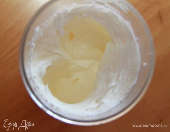 Взбиваем сливки с сахаром до устойчивых пиков. 