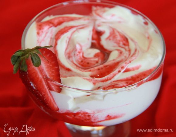 Перемешиваем произвольными слоями сливки и клубничное пюре. Раскладываем по бокалам. Хранить не более 4 часов в холодильнике.