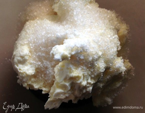 Творог смешать до однородной массы с сахаром и ванилью.