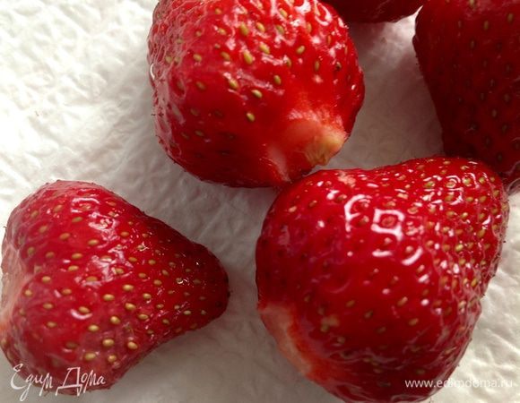 Клубнику вымыть,удалить хвостики и обсушить.