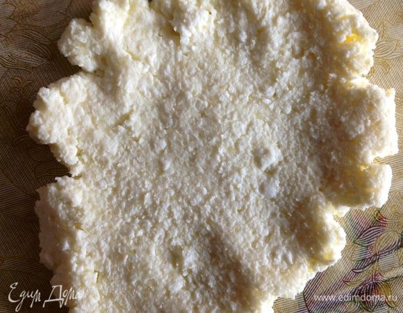 Взять немного творожной массы,распластать в руке.
