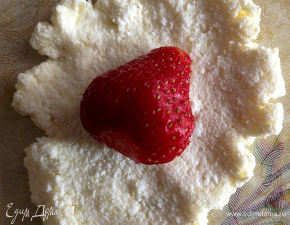 В середину положить клубнику и сформировать шарик.
