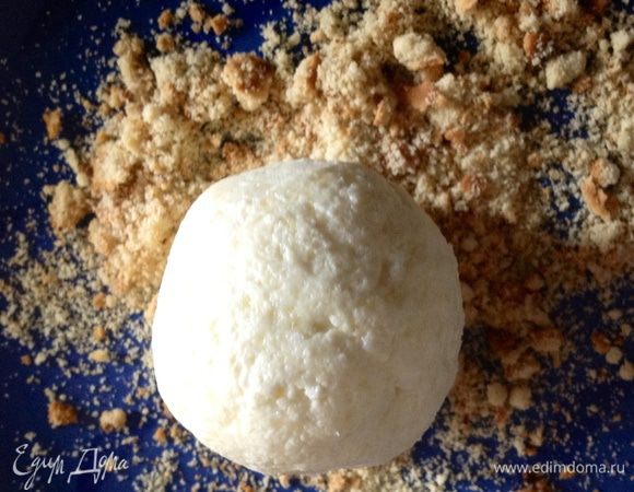 Для украшения измельчить печенье и обвалять в нем часть шариков.