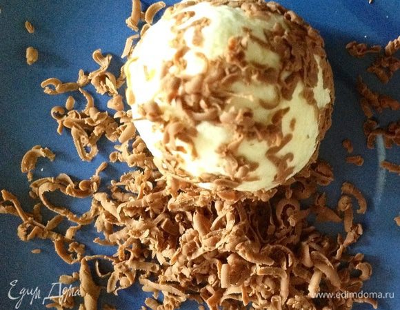 А часть в шоколадной стружке (натереть на мелкой терке). Украшение может быть на ваш вкус...))