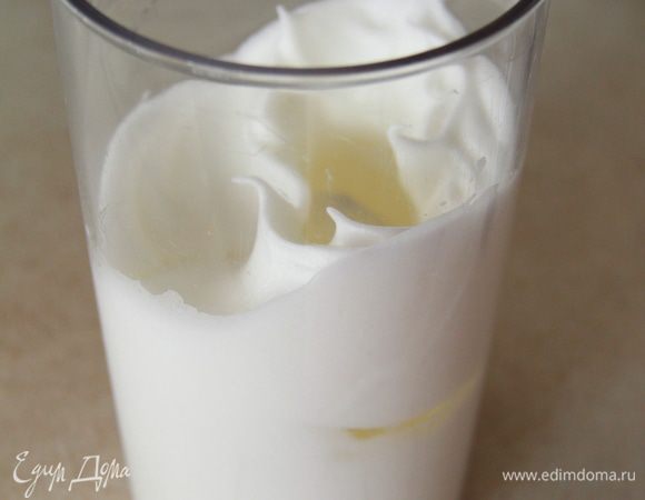 Взбейте яичные белки с 2 ст.л. сахара до густой стойкой пены. 