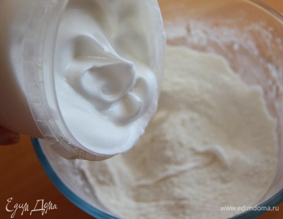 Яичную смесь смешайте с мучной смесью.