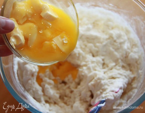 Добавьте охлажденное растопленное сливочное масло. 