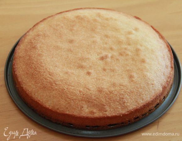 и запекайте в предварительно нагретой 175*С духовке 30-40 минут. Тест на степень готовности - деревянной зубочисткой. Дайте пирогу немного остыть, прежде чем вынимать пирог из формы на блюдо.