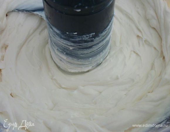 В кухонном комбайне взбить рикотту, творог, маскарпоне, сахарную пудру  и ваниль до совершенно гладкой консистенции, около 2 минут.
