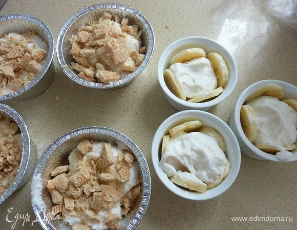 В каждую 2 столовые ложки сыра и посыпаем с 1 столовой ложкой крошек печенья.
