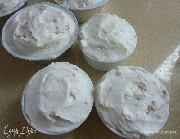 Оставшуюся смесь сыра разложить поровну. 
