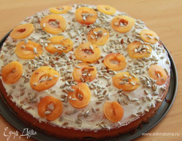 Сверху бисквит я смазала растопленным белым шоколадом (когда пирог постоит в холодильнике, шоколад так приятно хрустит!), украсила абрикосом и слегка поджаренными семечками. Угощайтесь! Здравствуй, лето!