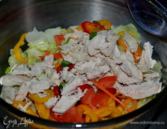 Куриные готовые грудки нарезать полосками.
Смешать с порванными листьями салата, цветного болгарского перца, черри томатами, морковкой, нарезанной   полосками, порезанным зеленым луком.
